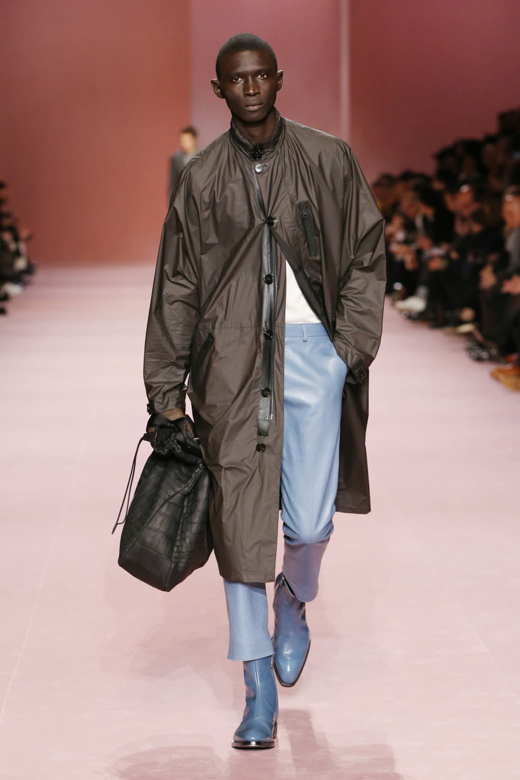 Fashion Week Paris Fall/Winter 2018 look 23 from the Berluti collection 男装