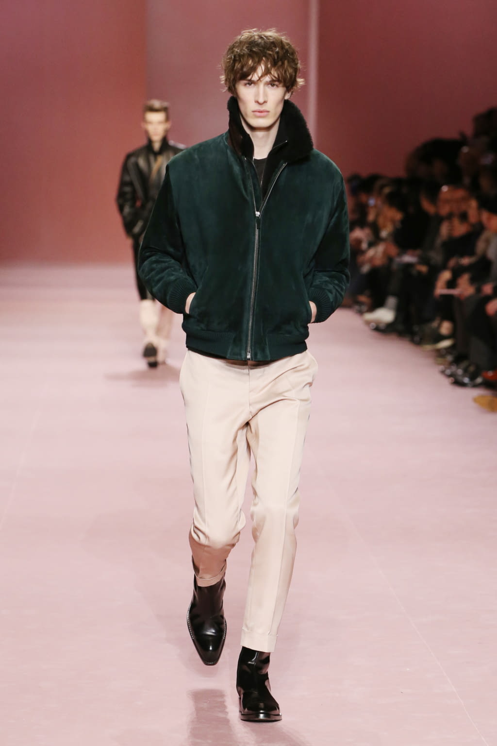 Fashion Week Paris Fall/Winter 2018 look 34 from the Berluti collection 男装