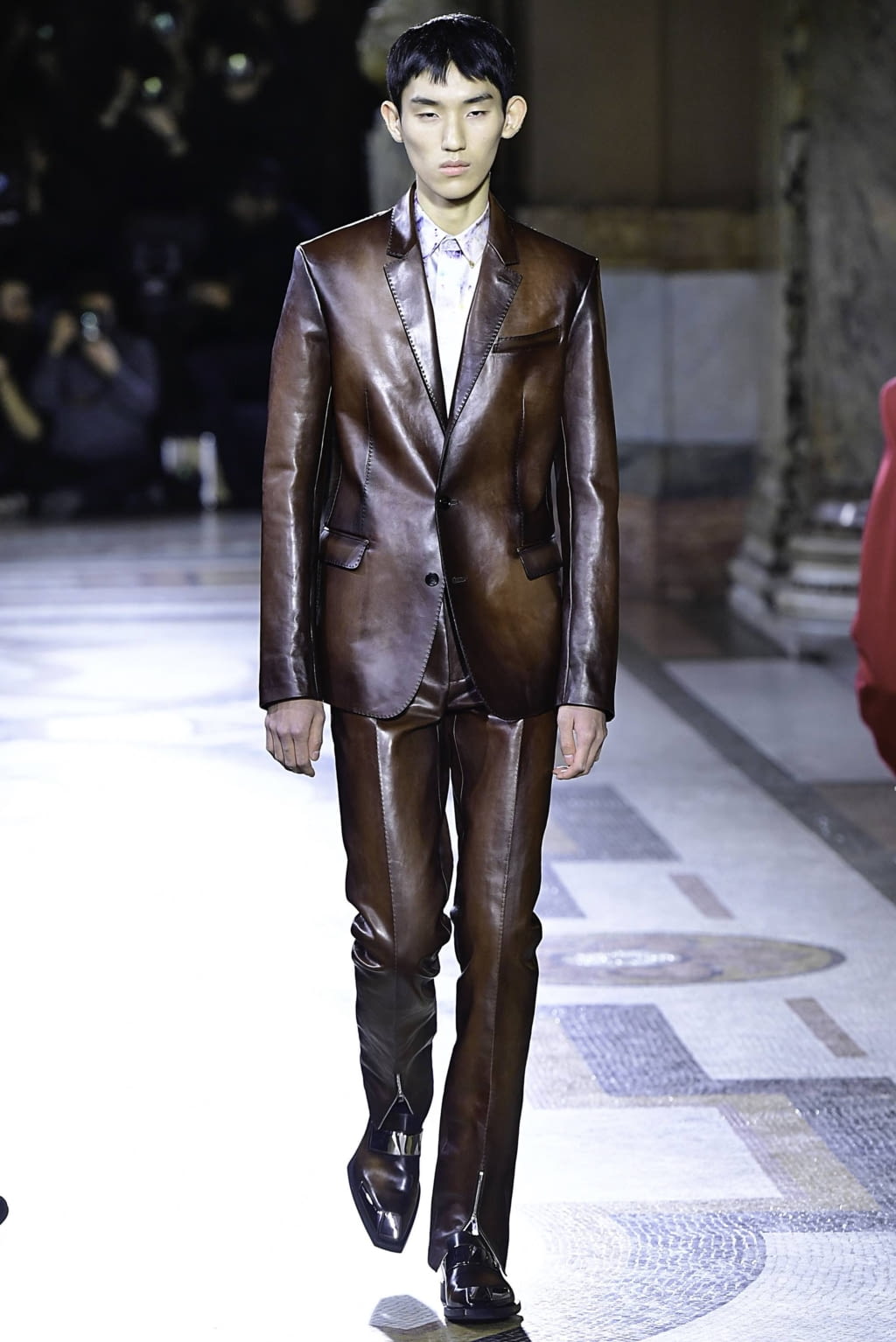 Fashion Week Paris Fall/Winter 2019 look 1 from the Berluti collection 男装