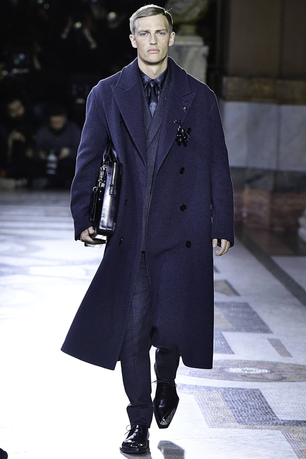 Fashion Week Paris Fall/Winter 2019 look 27 from the Berluti collection 男装
