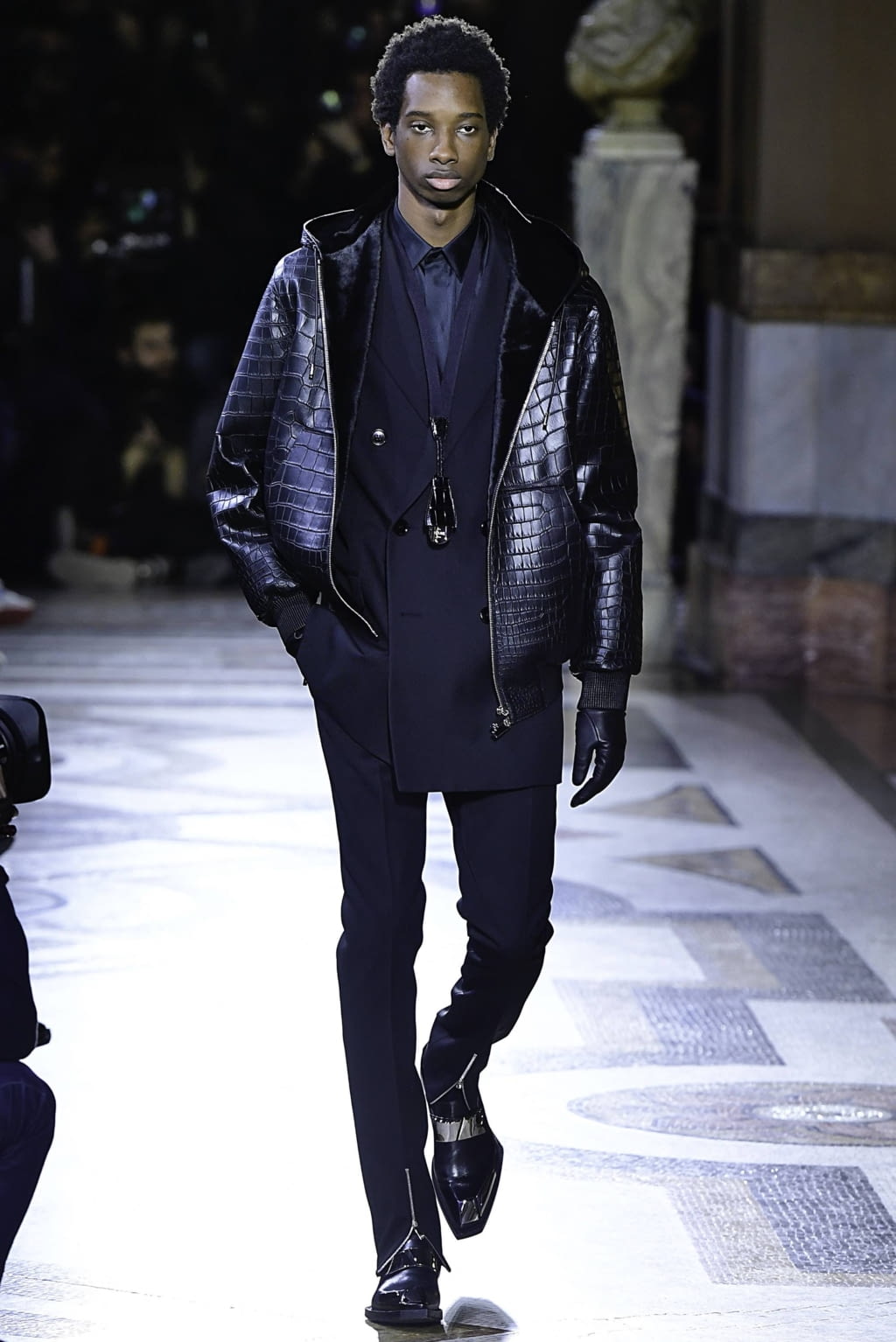 Fashion Week Paris Fall/Winter 2019 look 35 from the Berluti collection 男装