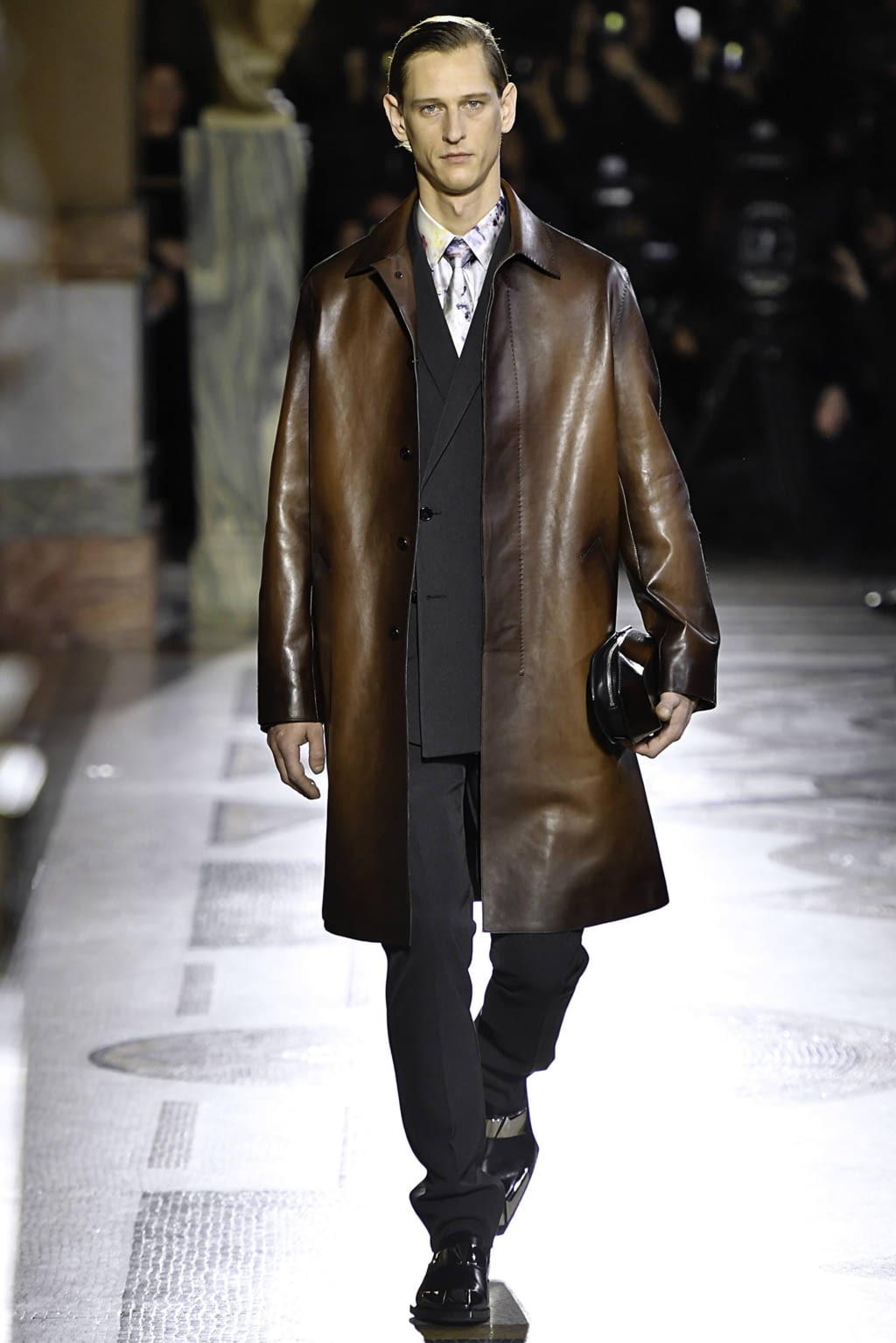Fashion Week Paris Fall/Winter 2019 look 20 from the Berluti collection 男装