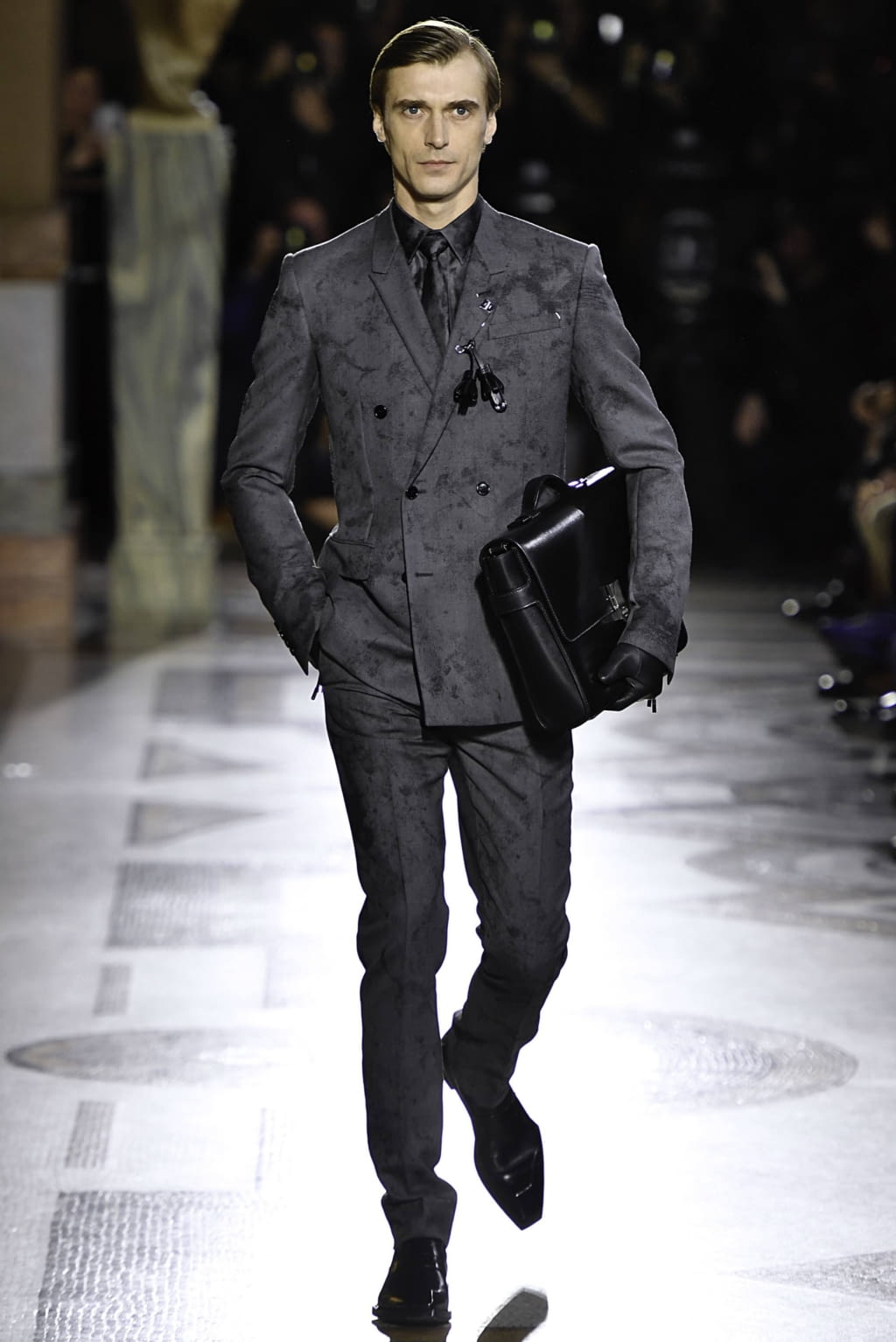 Fashion Week Paris Fall/Winter 2019 look 26 from the Berluti collection 男装