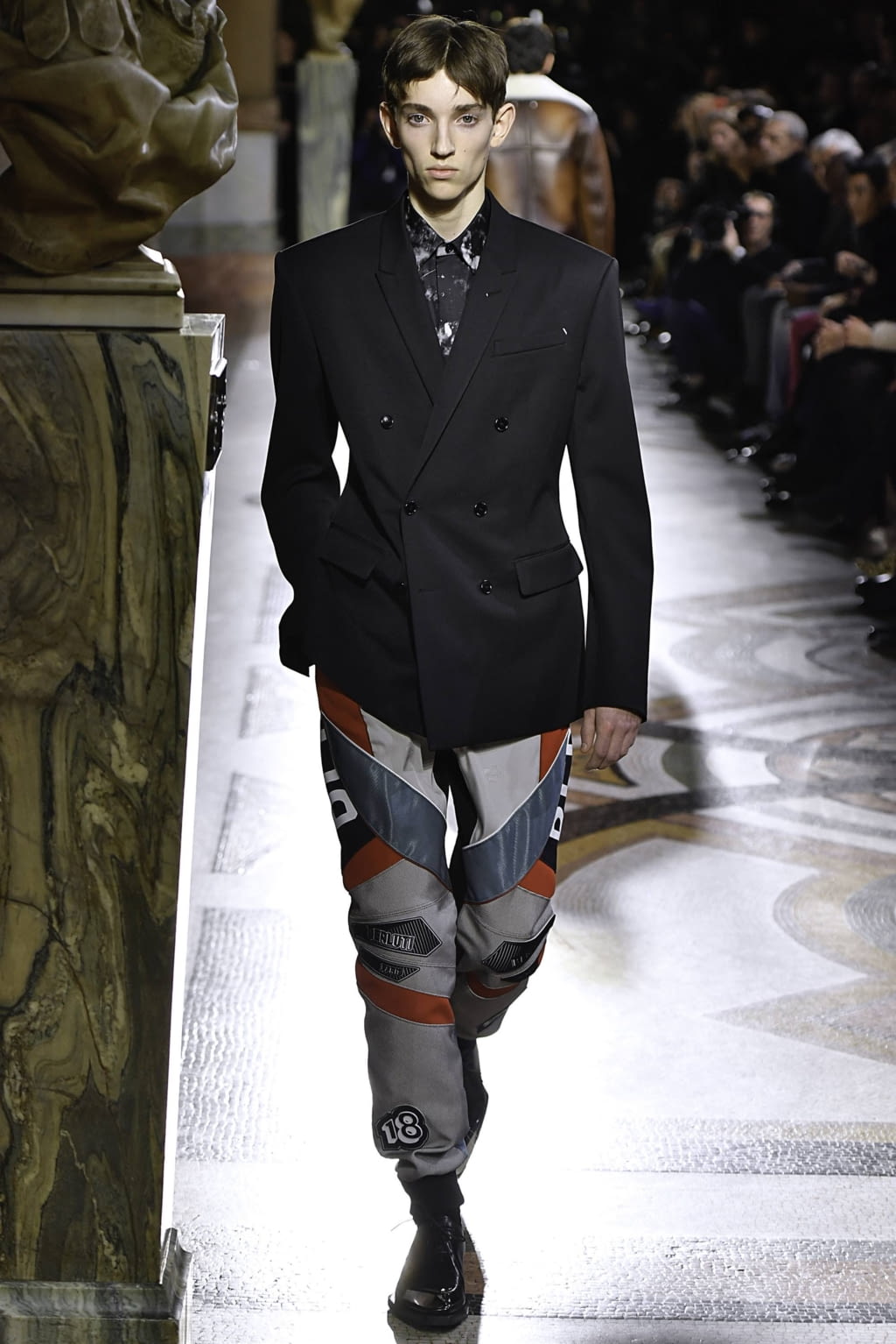 Fashion Week Paris Fall/Winter 2019 look 40 from the Berluti collection 男装