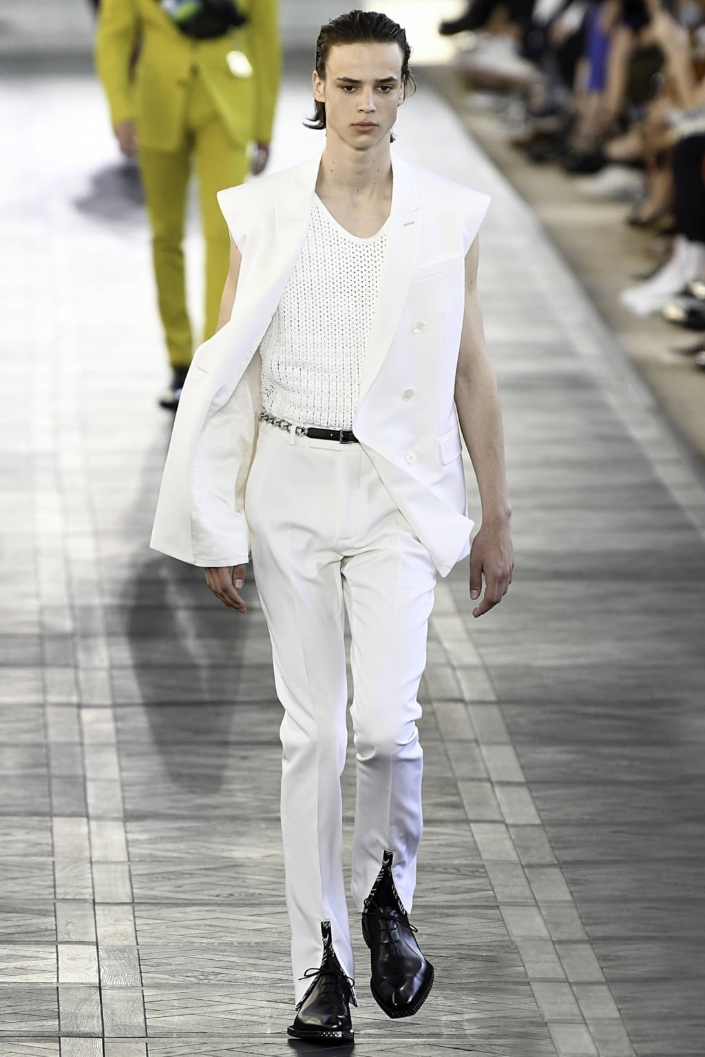 Fashion Week Paris Spring/Summer 2020 look 2 from the Berluti collection 男装