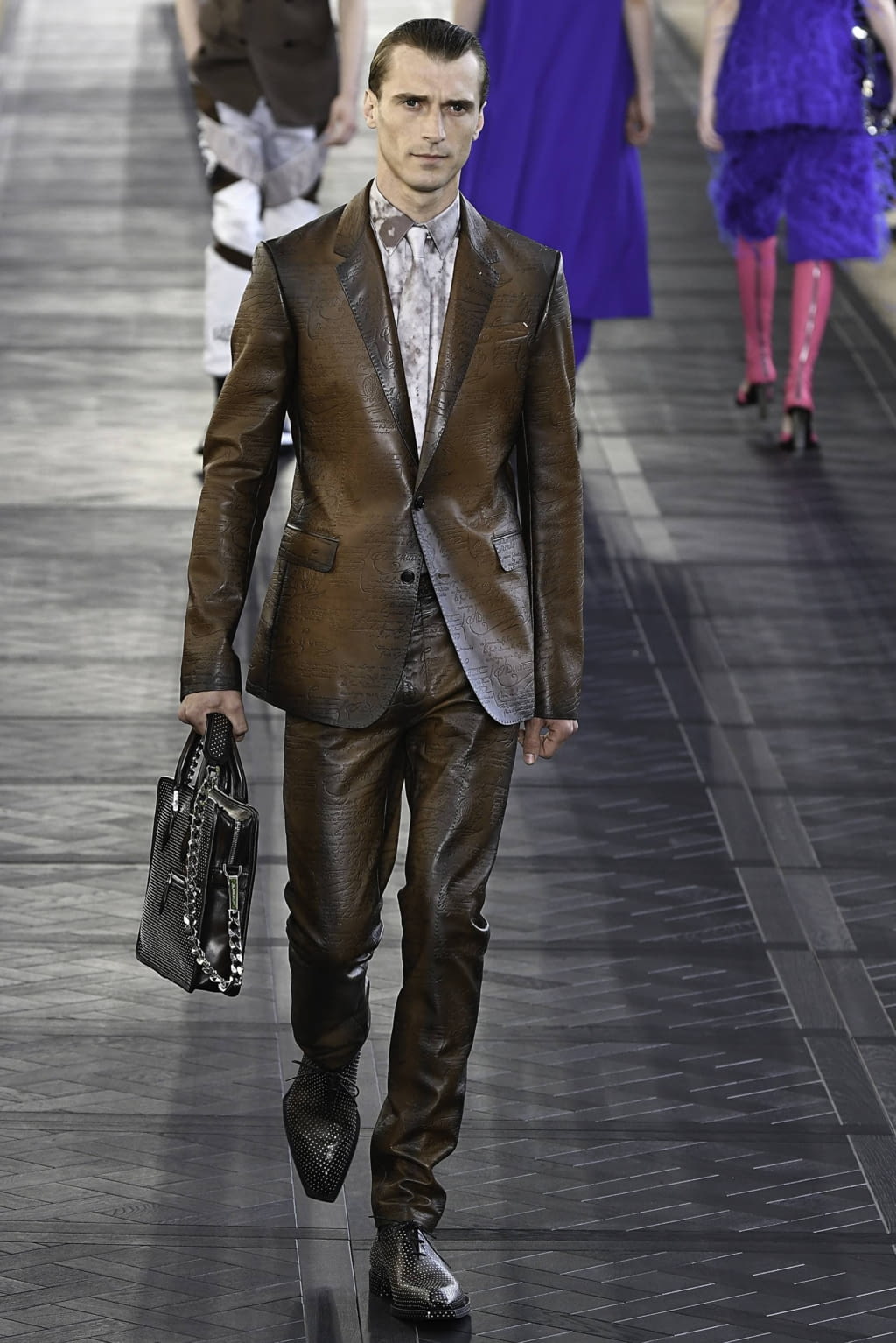 Fashion Week Paris Spring/Summer 2020 look 10 from the Berluti collection 男装