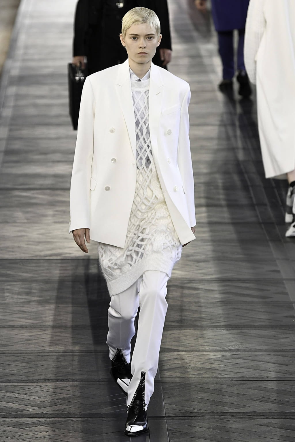 Fashion Week Paris Spring/Summer 2020 look 18 from the Berluti collection 男装
