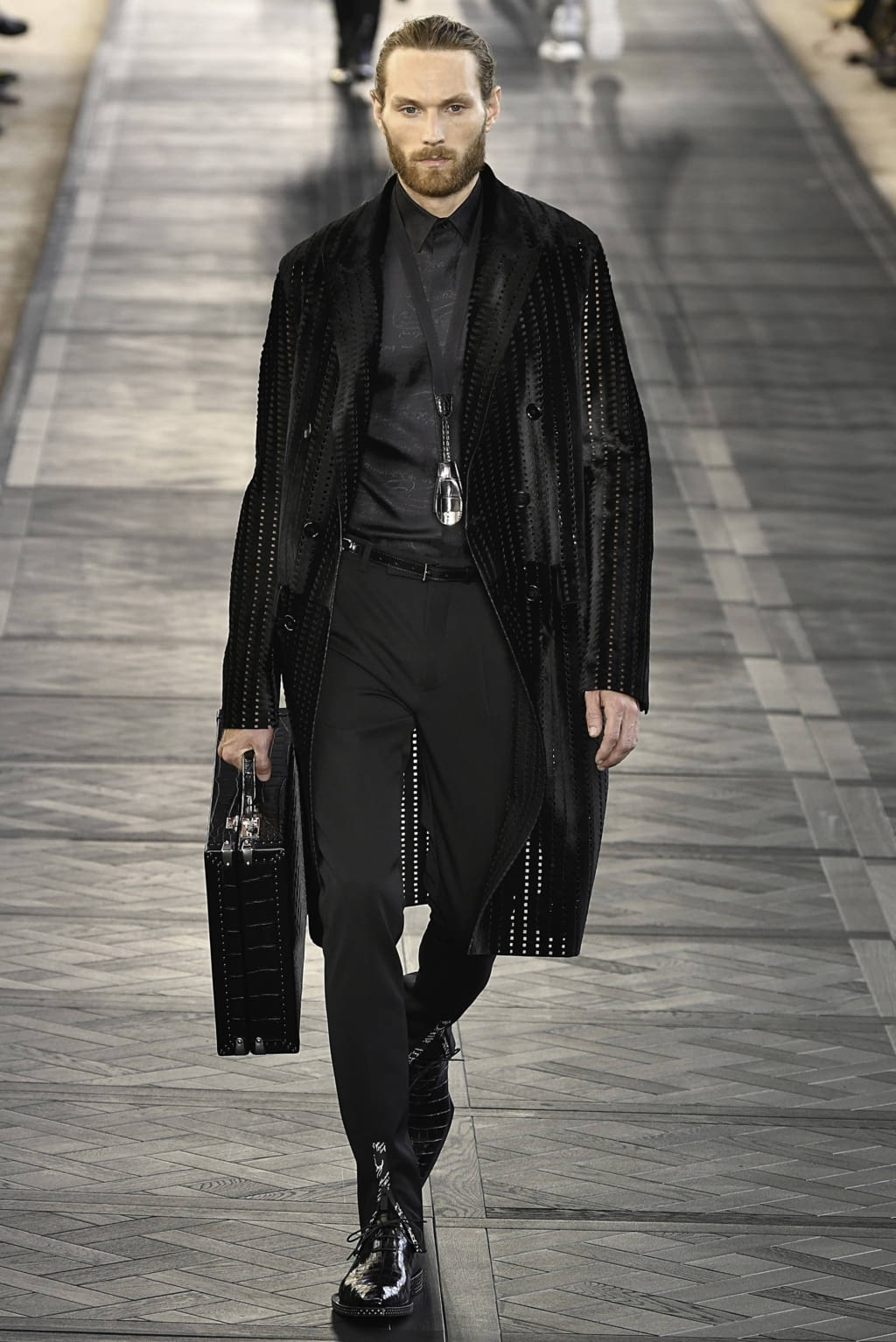 Fashion Week Paris Spring/Summer 2020 look 19 from the Berluti collection 男装