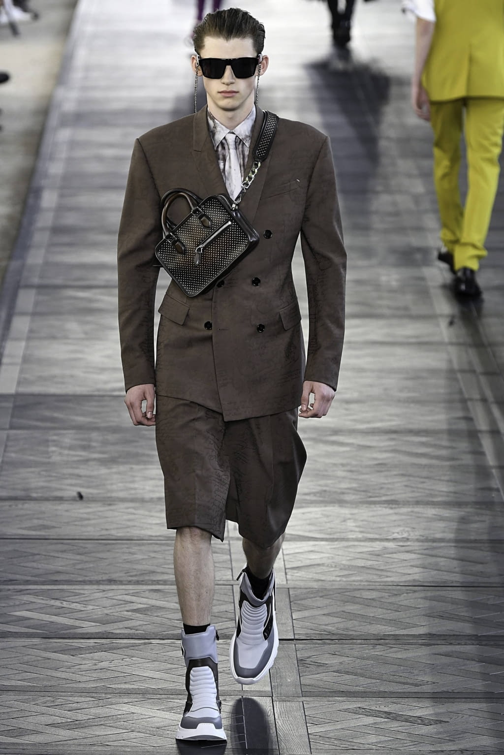 Fashion Week Paris Spring/Summer 2020 look 23 from the Berluti collection 男装