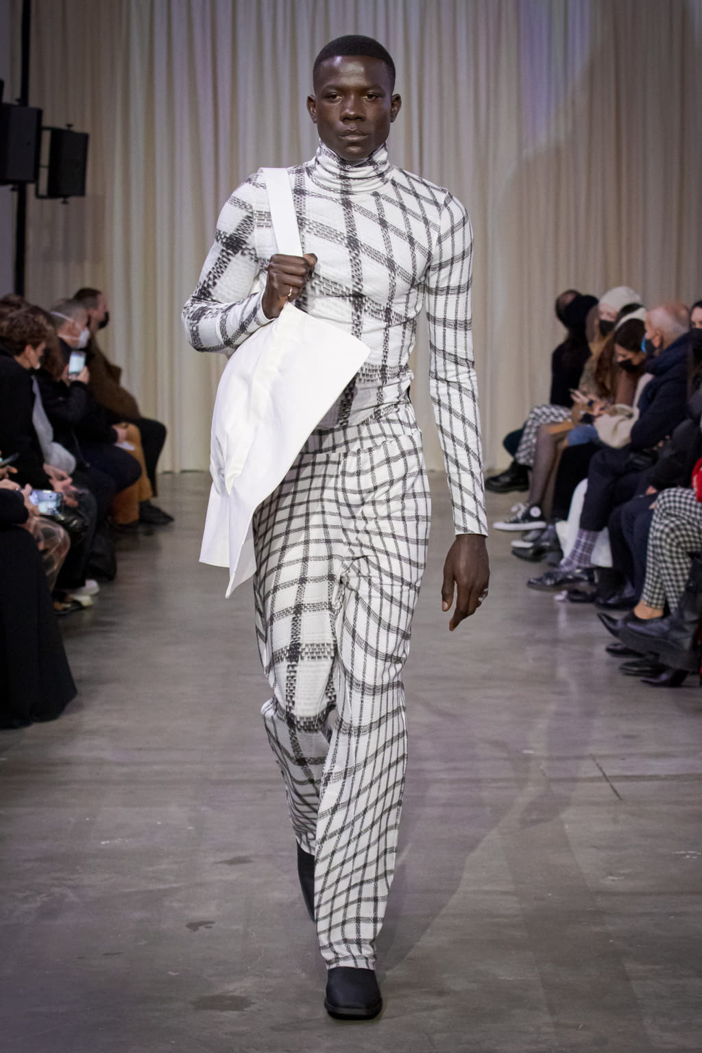 Fashion Week Paris Fall/Winter 2022 look 3 de la collection Bianca Saunders menswear