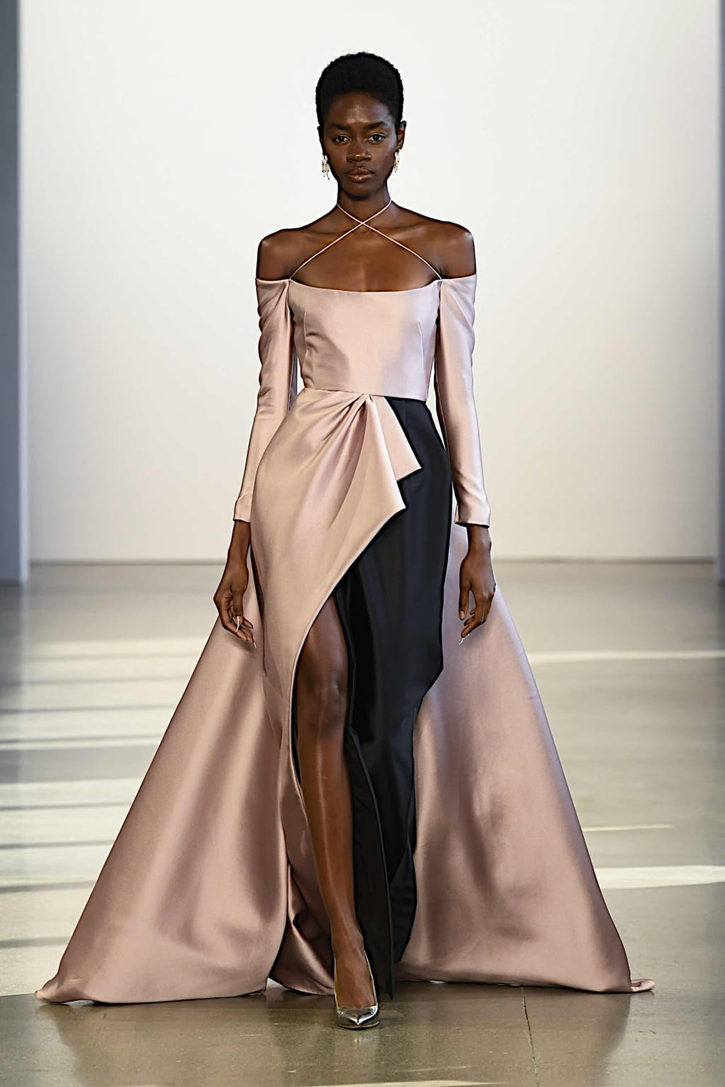 Fashion Week New York Spring/Summer 2020 look 34 from the Bibhu Mohapatra collection 女装