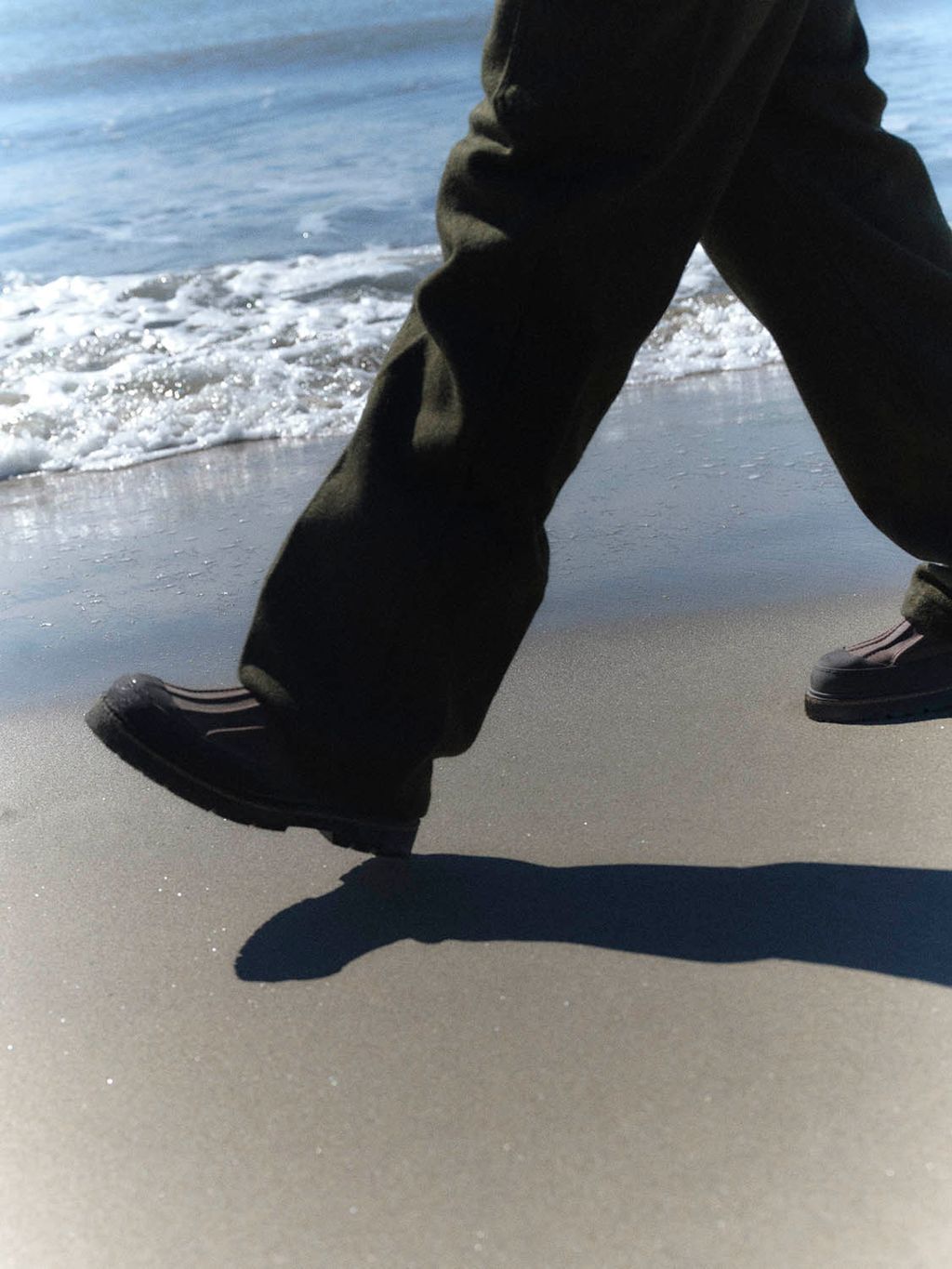 Fashion Week Paris Fall/Winter 2024 look 53 from the Birkenstock 1774 collection 女装配饰