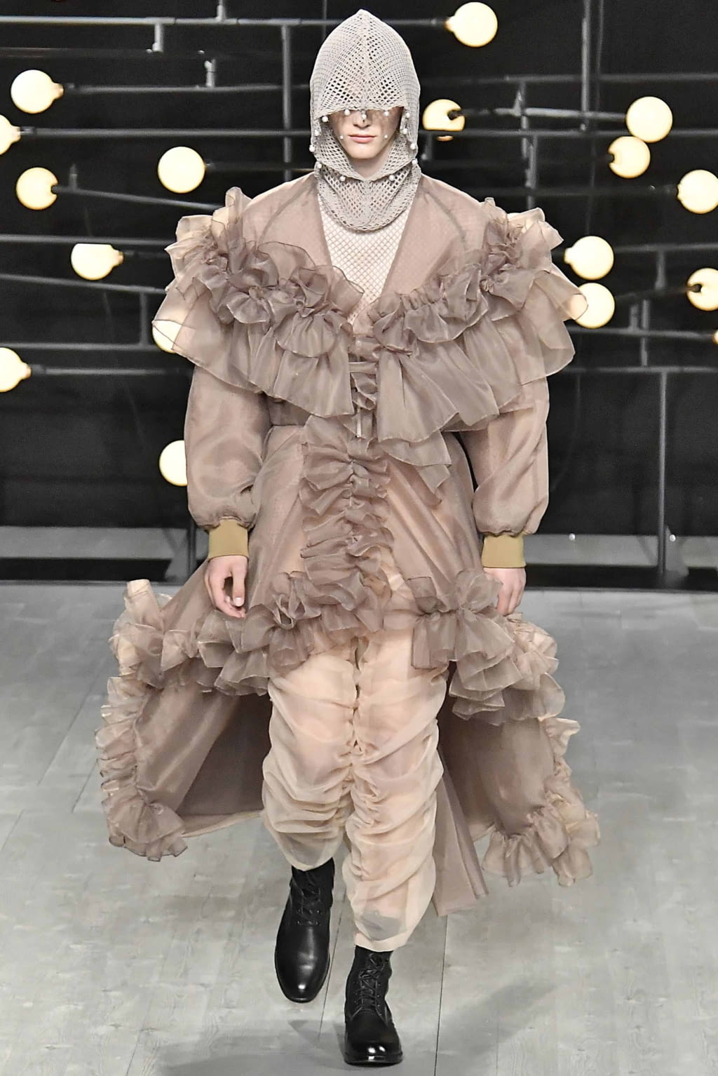 Fashion Week London Spring/Summer 2019 look 1 from the Blindness collection 男装