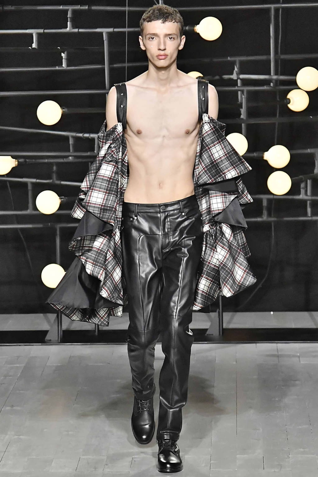 Fashion Week London Spring/Summer 2019 look 13 from the Blindness collection 男装