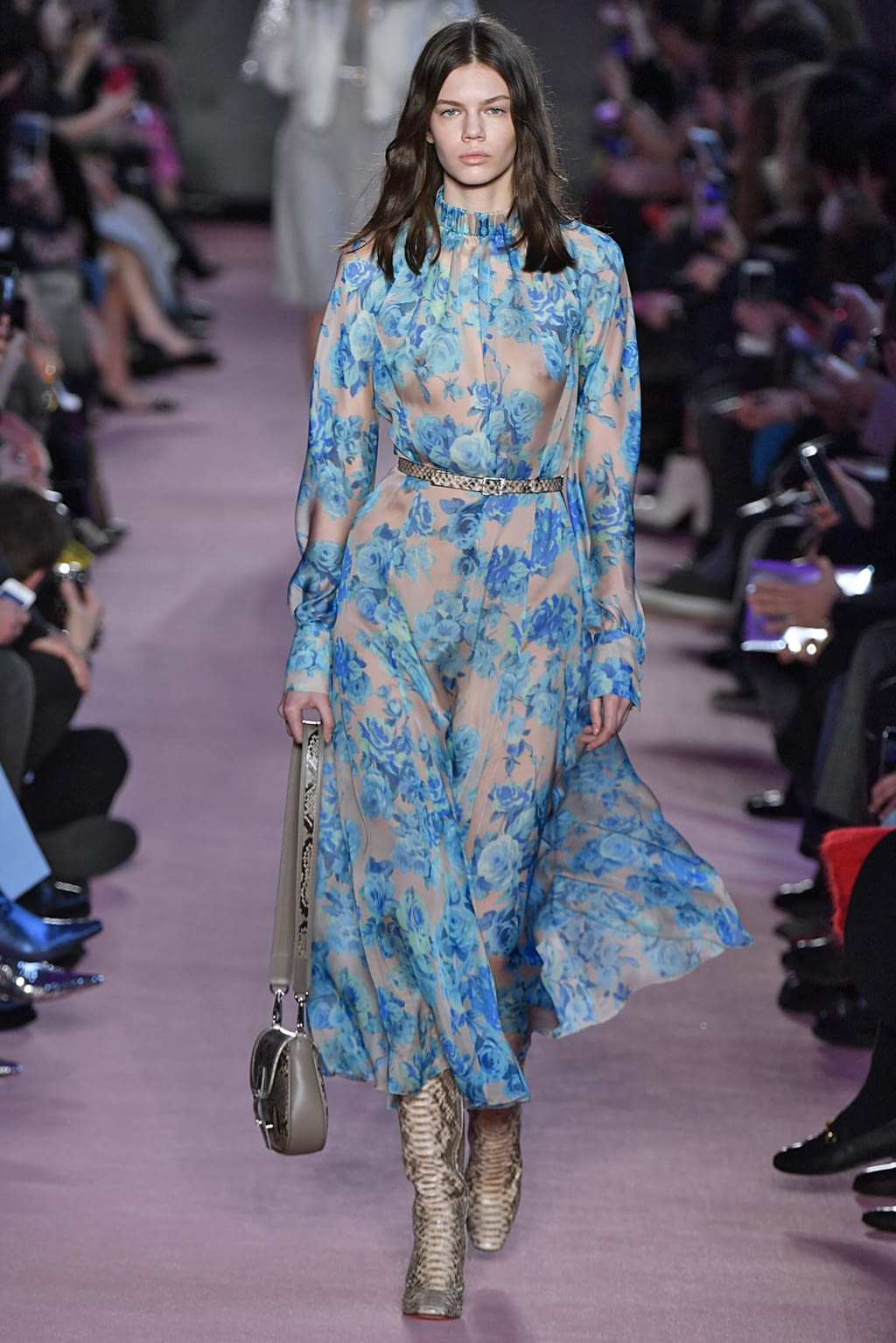 Fashion Week Milan Fall/Winter 2018 look 19 from the Blumarine collection 女装
