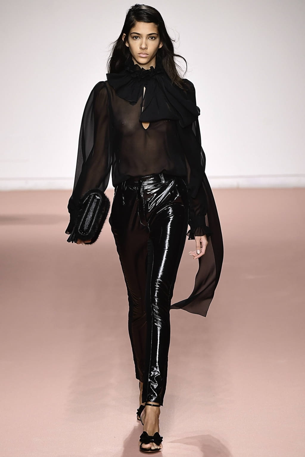 Fashion Week Milan Fall/Winter 2019 look 29 from the Blumarine collection 女装