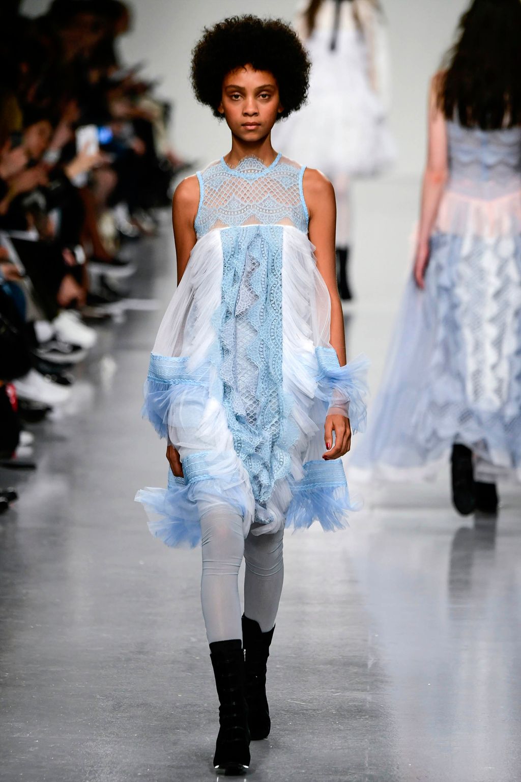 Fashion Week London Fall/Winter 2017 look 22 from the Bora Aksu collection 女装