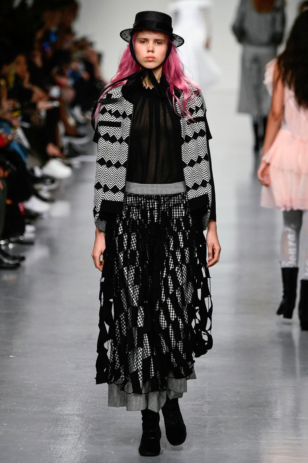 Fashion Week London Fall/Winter 2017 look 32 from the Bora Aksu collection 女装