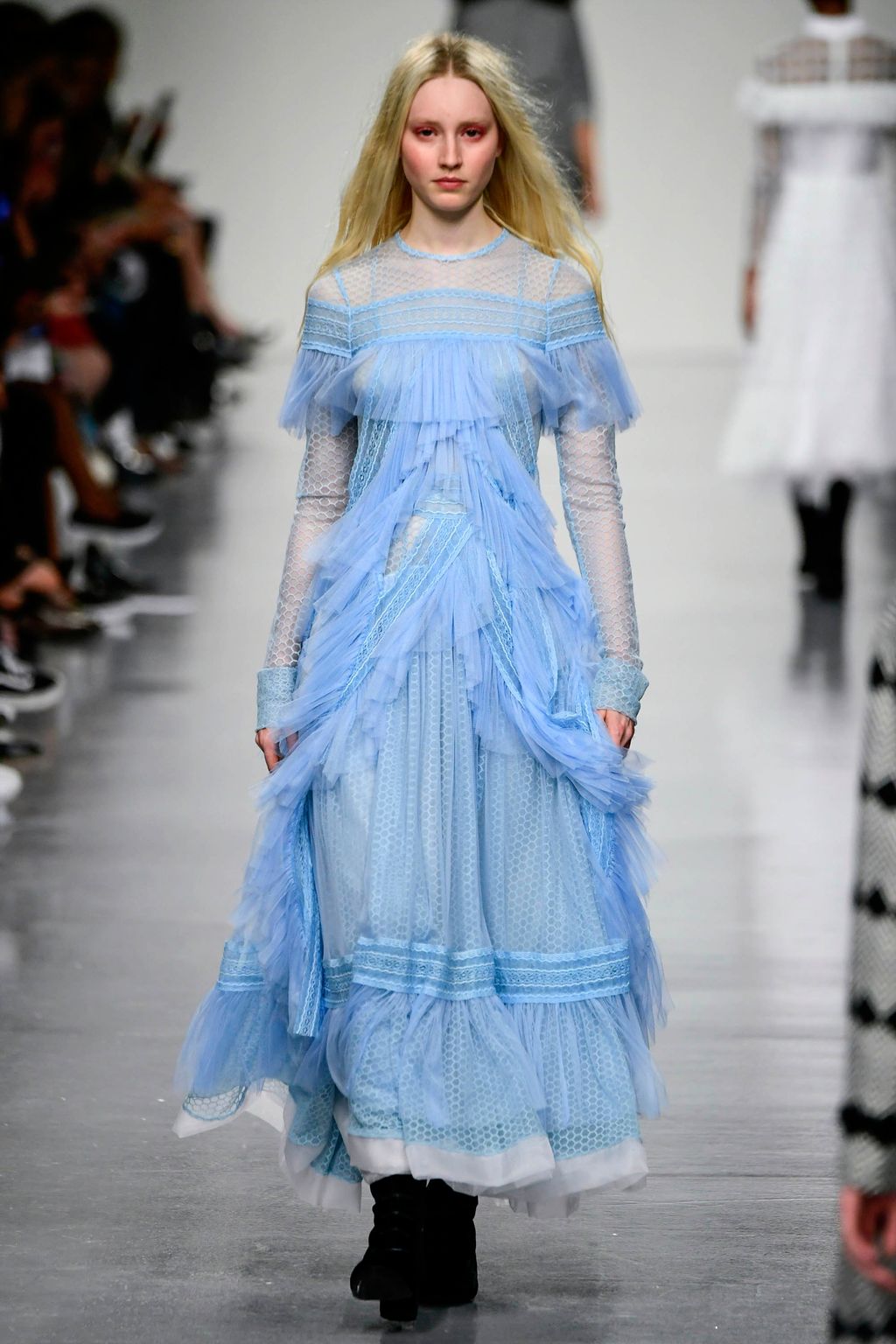 Fashion Week London Fall/Winter 2017 look 35 from the Bora Aksu collection 女装