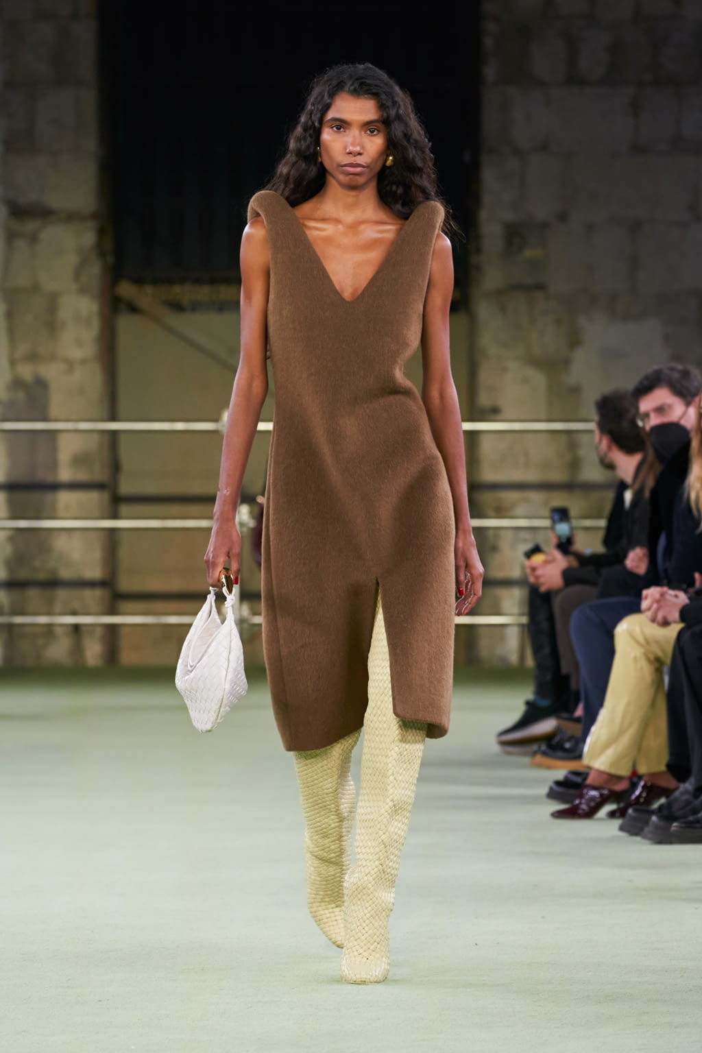 Fashion Week Milan Fall/Winter 2022 look 41 from the Bottega Veneta collection 女装