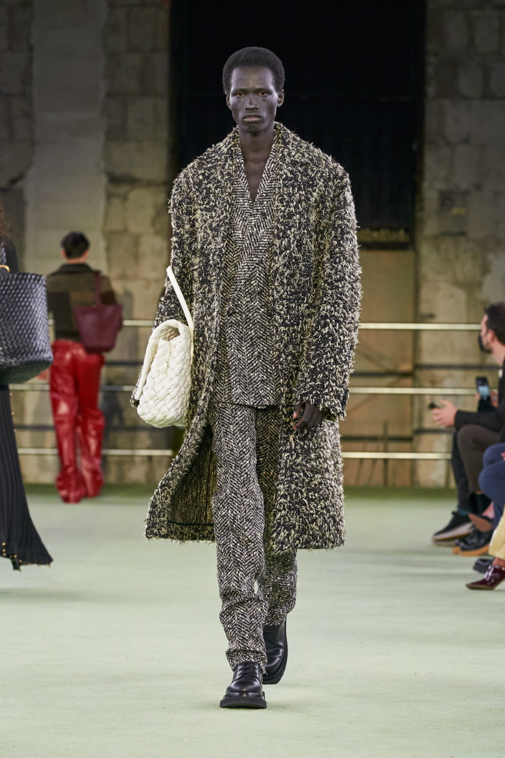 Fashion Week Milan Fall/Winter 2022 look 64 from the Bottega Veneta collection 女装