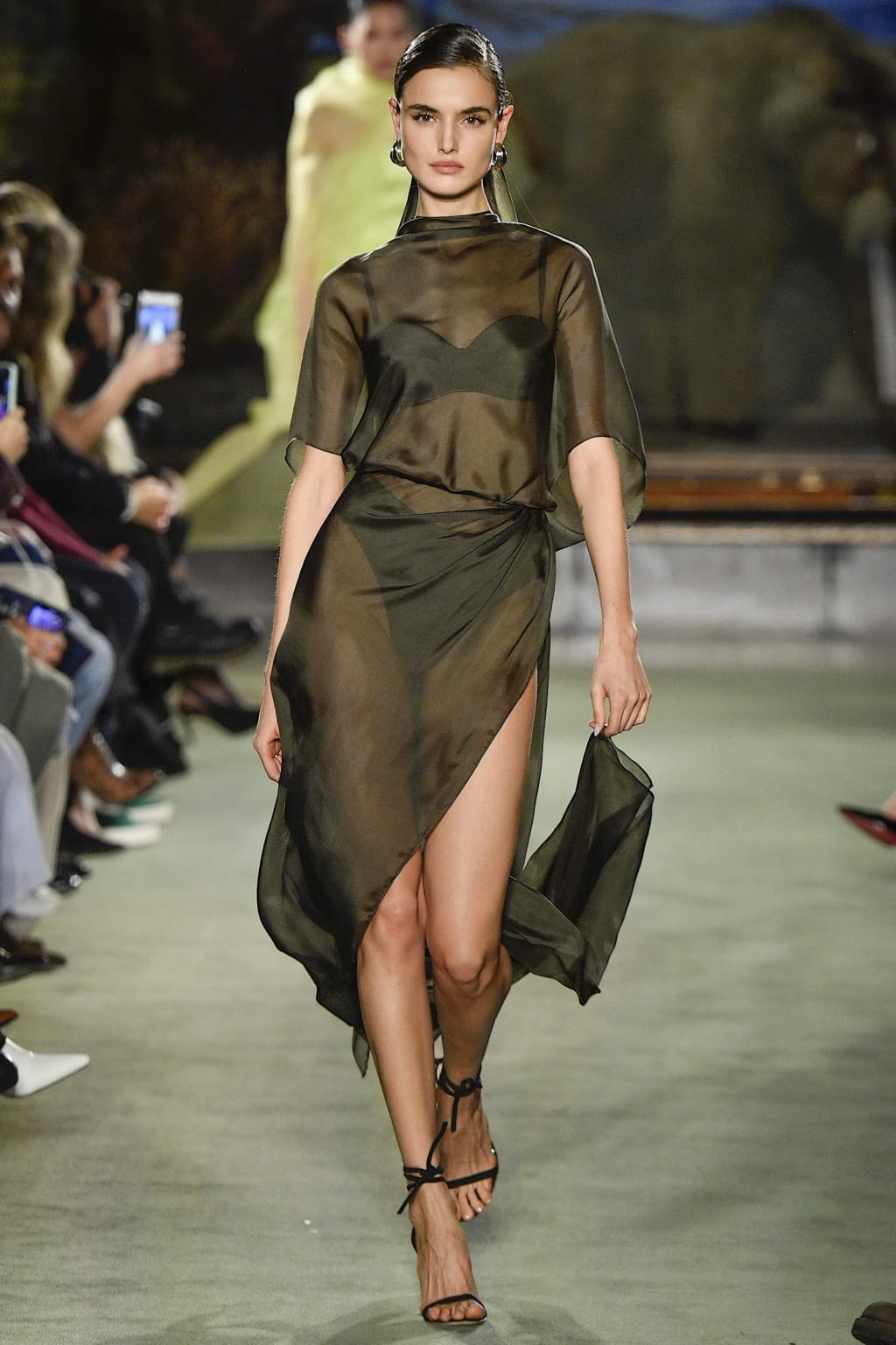 Fashion Week New York Fall/Winter 2020 look 57 de la collection Brandon Maxwell womenswear