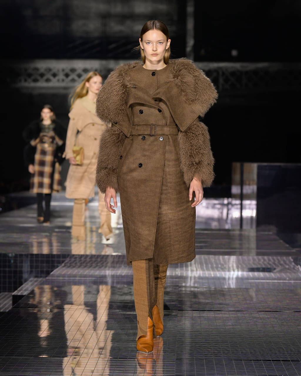 Fashion Week London Fall/Winter 2020 look 1 from the Burberry collection 女装