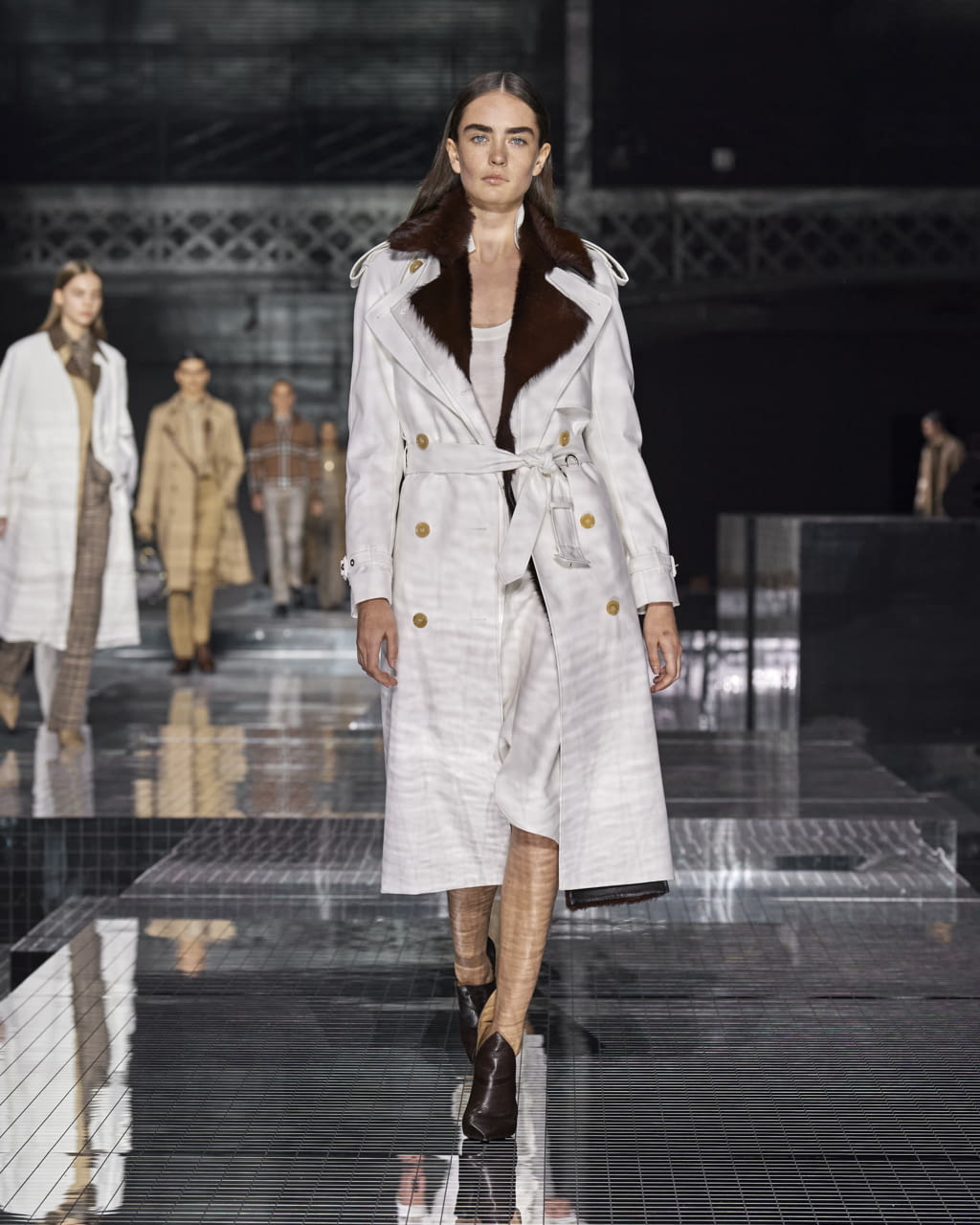Fashion Week London Fall/Winter 2020 look 9 de la collection Burberry womenswear