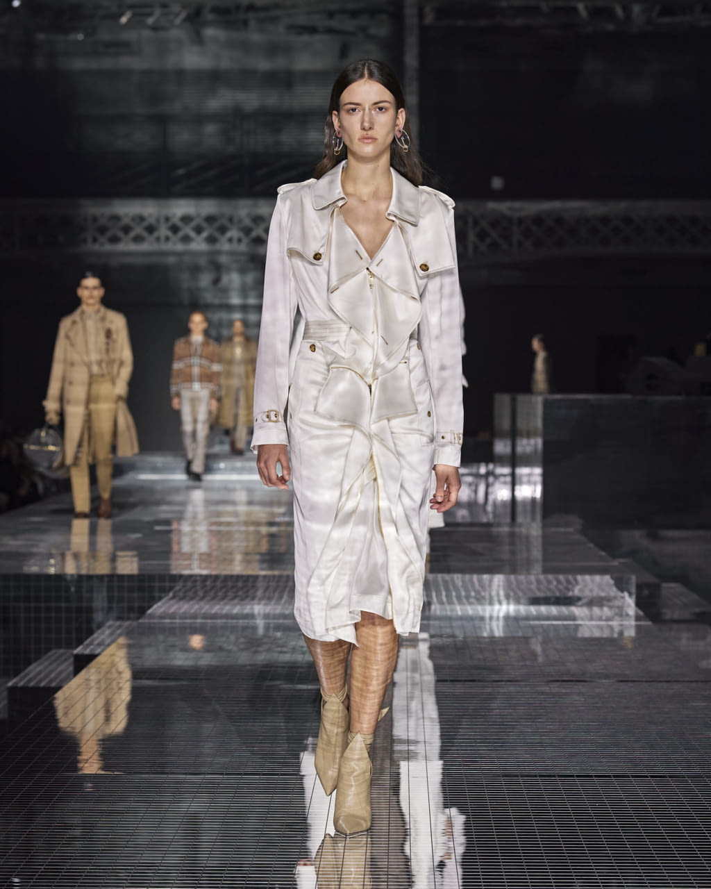Fashion Week London Fall/Winter 2020 look 11 from the Burberry collection 女装