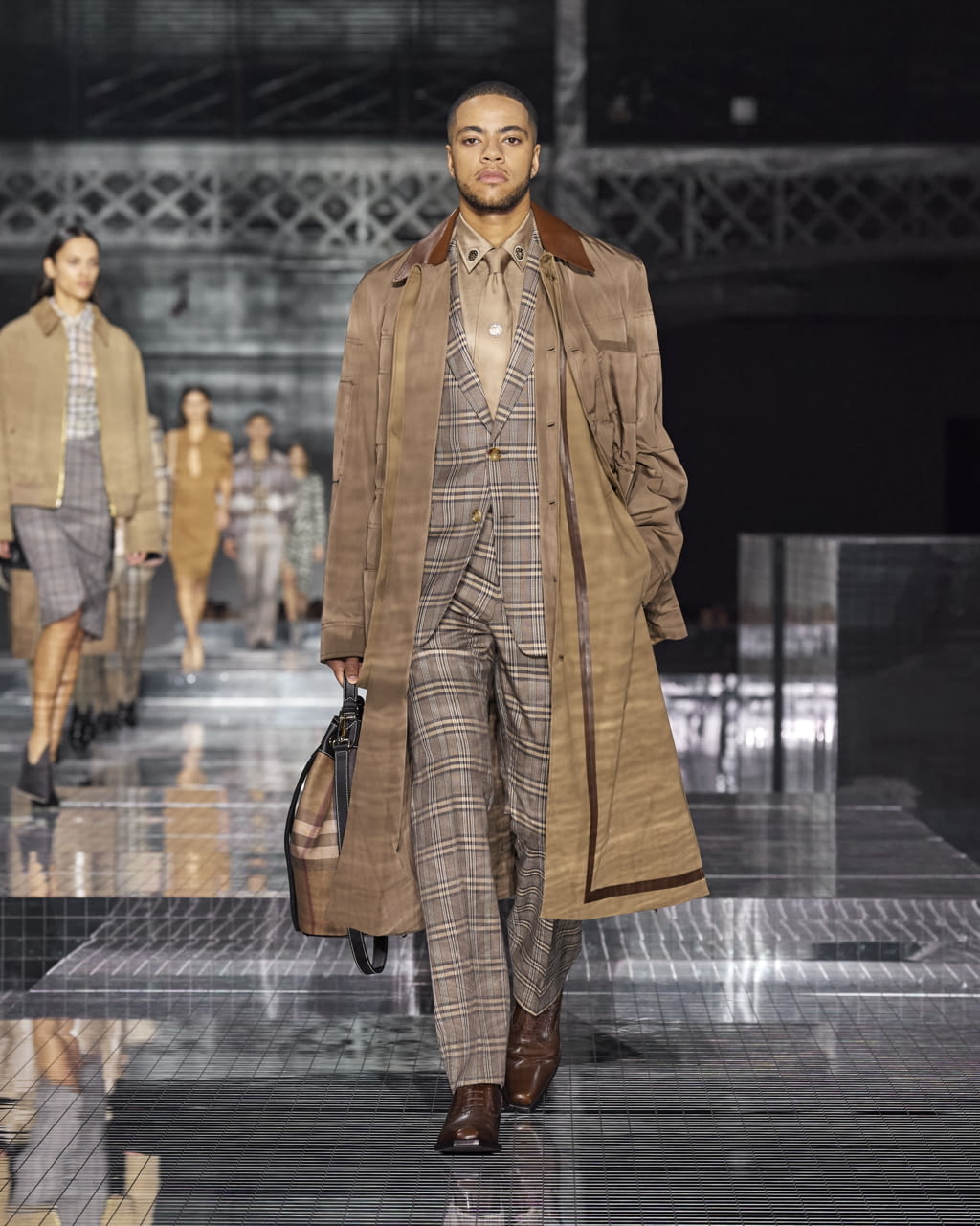 Fashion Week London Fall/Winter 2020 look 16 de la collection Burberry womenswear