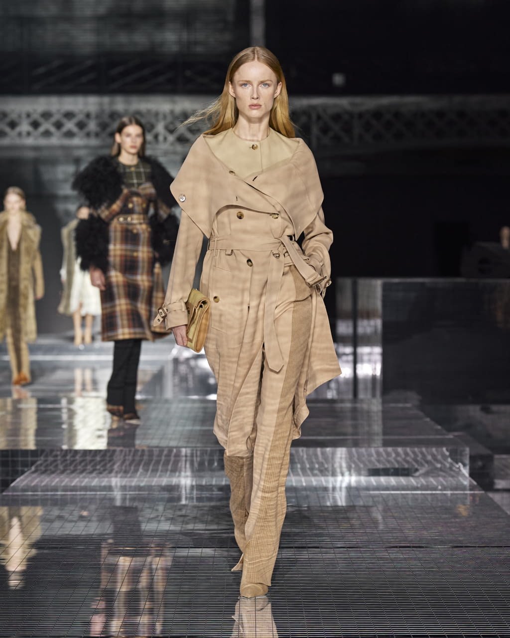 Fashion Week London Fall/Winter 2020 look 2 from the Burberry collection womenswear