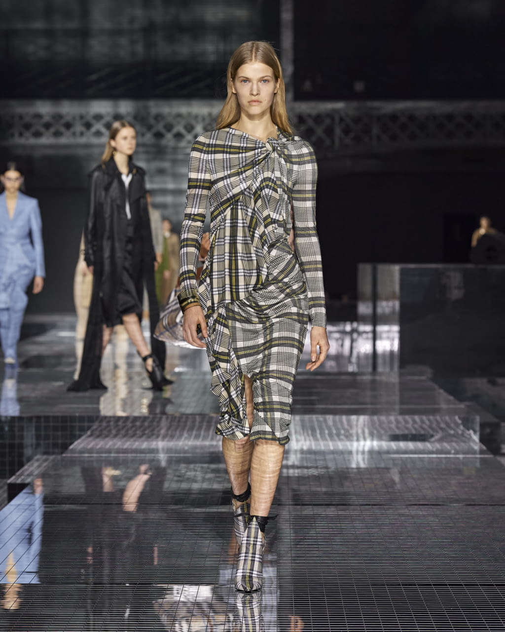 Fashion Week London Fall/Winter 2020 look 22 from the Burberry collection 女装