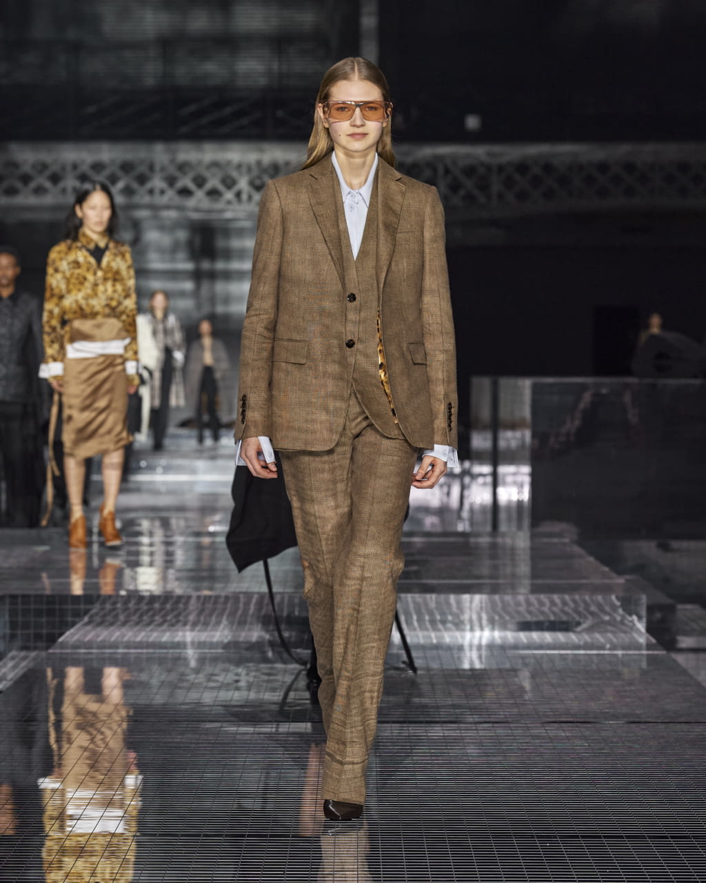Fashion Week London Fall/Winter 2020 look 32 from the Burberry collection 女装
