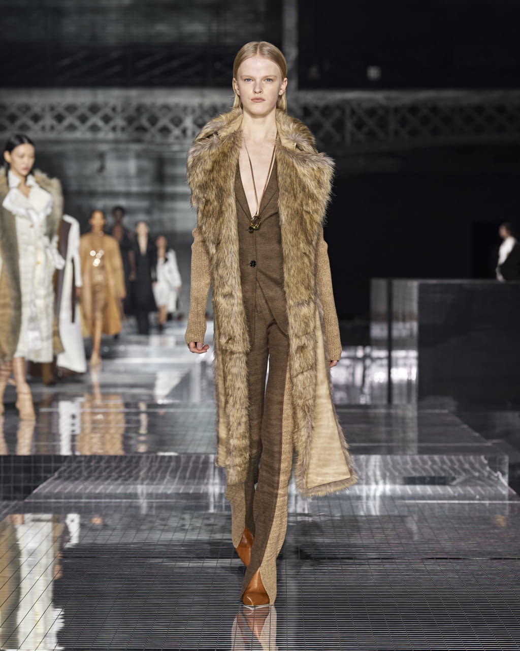 Fashion Week London Fall/Winter 2020 look 4 from the Burberry collection 女装