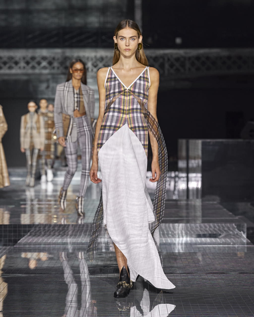 Fashion Week London Fall/Winter 2020 look 43 from the Burberry collection womenswear