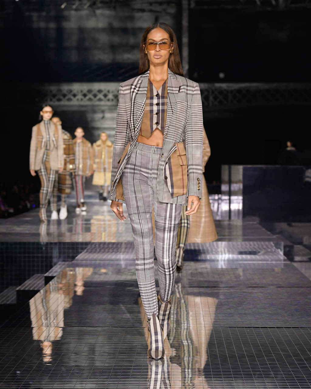 Fashion Week London Fall/Winter 2020 look 44 from the Burberry collection 女装