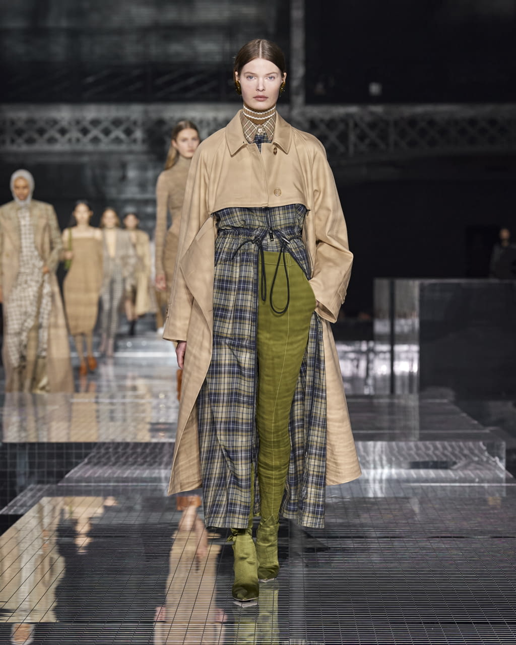 Fashion Week London Fall/Winter 2020 look 53 from the Burberry collection 女装