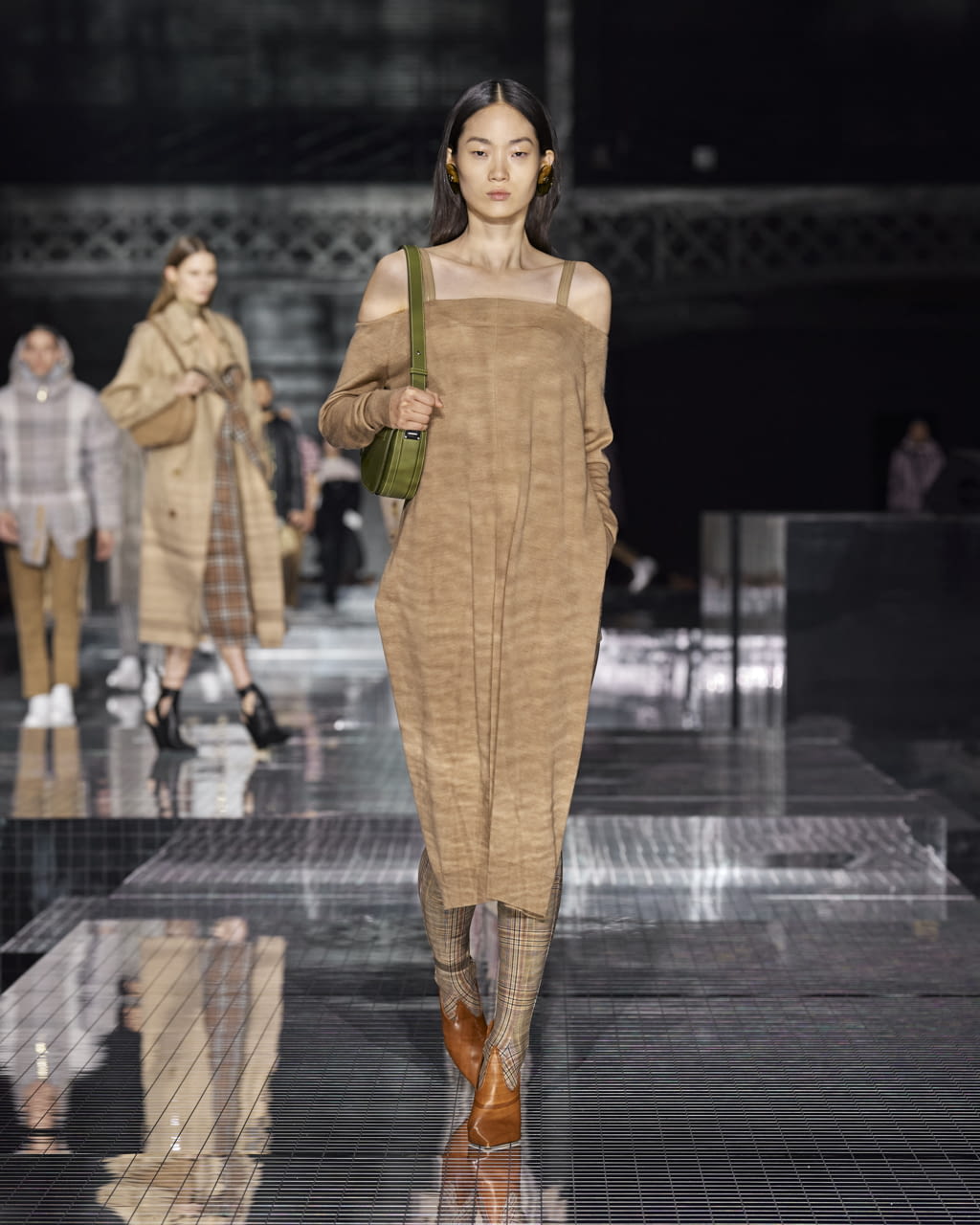 Fashion Week London Fall/Winter 2020 look 56 from the Burberry collection womenswear