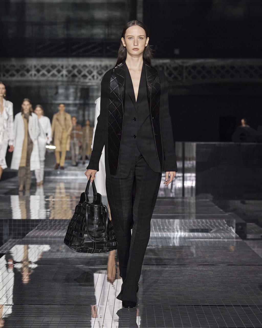 Fashion Week London Fall/Winter 2020 look 10 from the Burberry collection 女装
