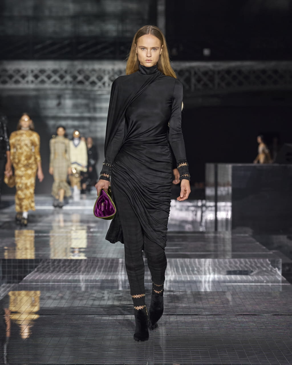 Fashion Week London Fall/Winter 2020 look 98 de la collection Burberry womenswear
