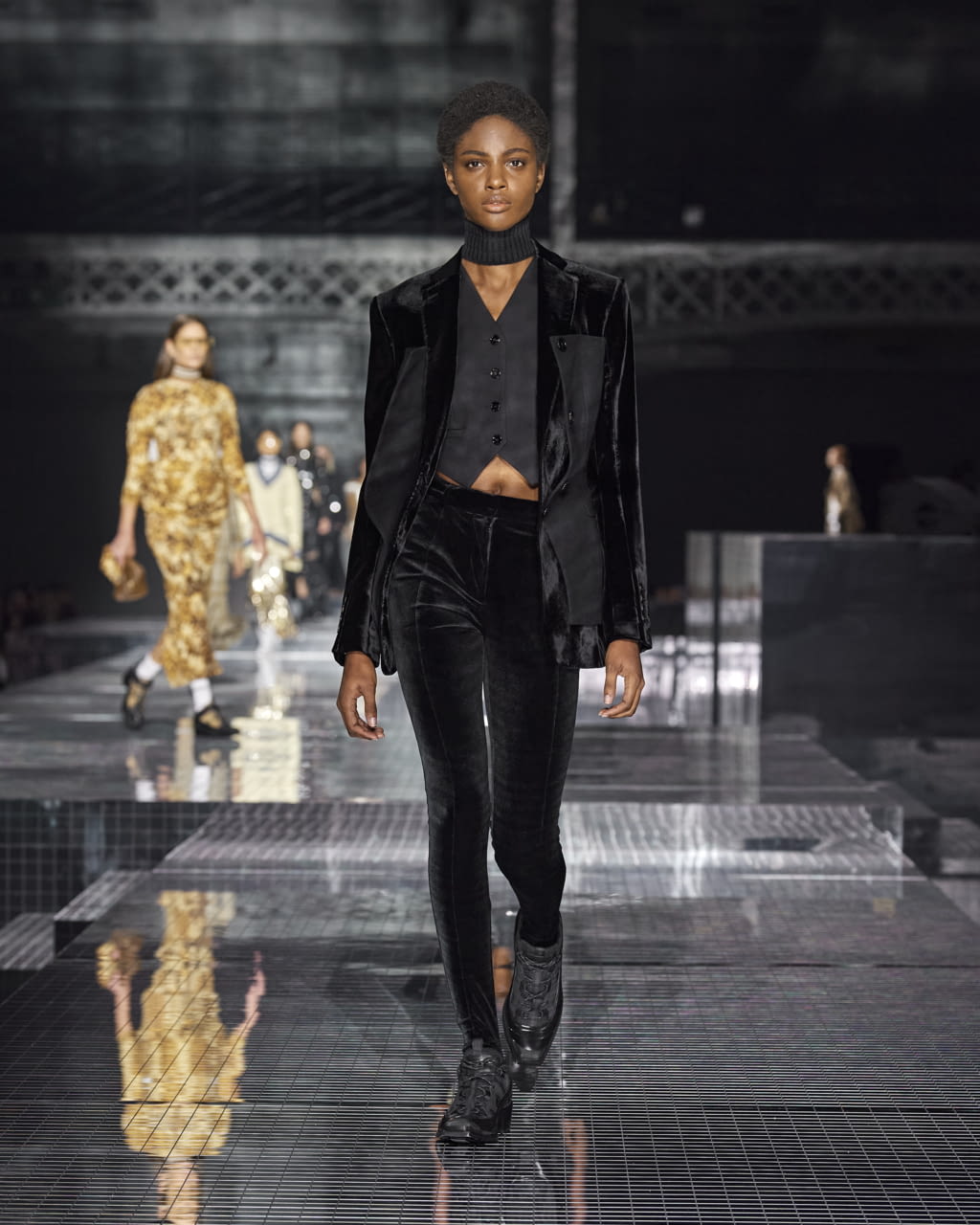 Fashion Week London Fall/Winter 2020 look 99 de la collection Burberry womenswear
