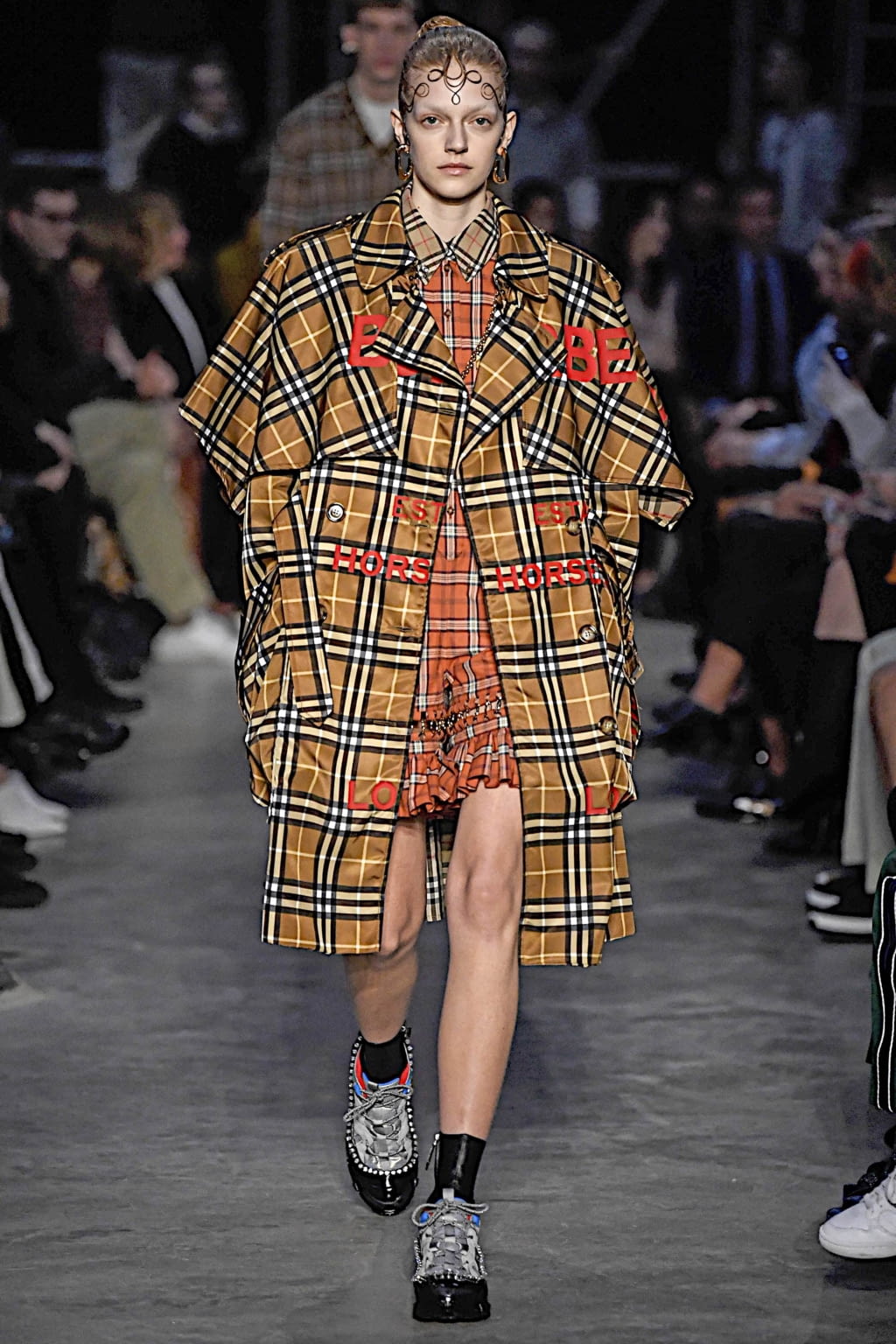 Fashion Week London Fall/Winter 2019 look 14 from the Burberry collection 女装