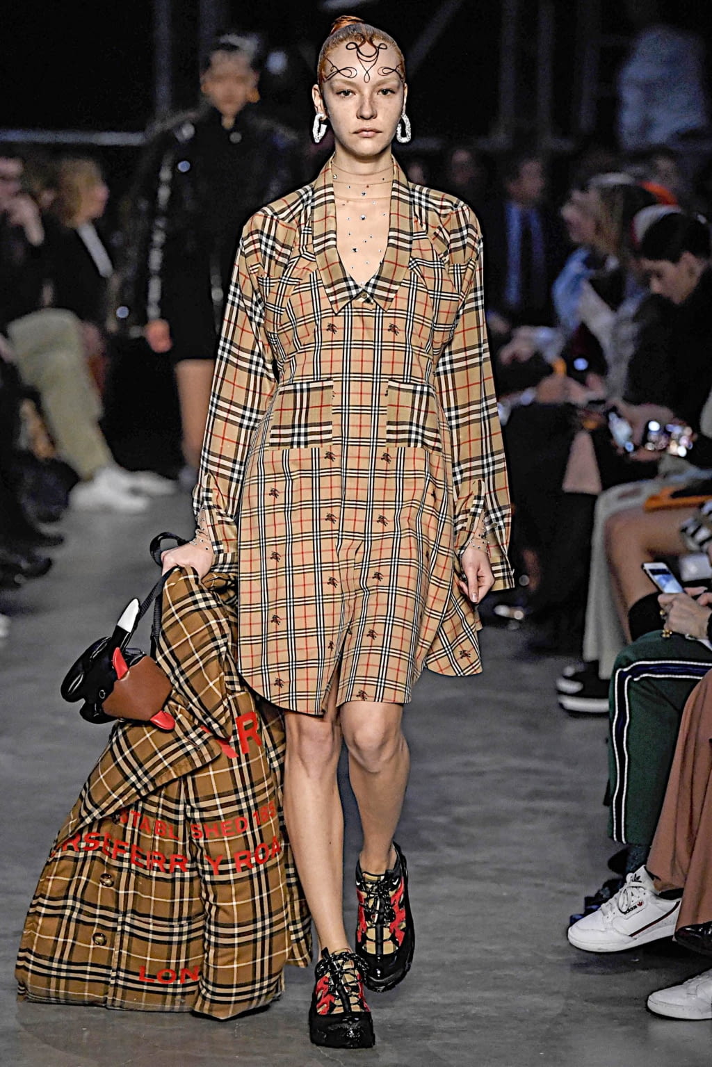 Fashion Week London Fall/Winter 2019 look 22 from the Burberry collection womenswear