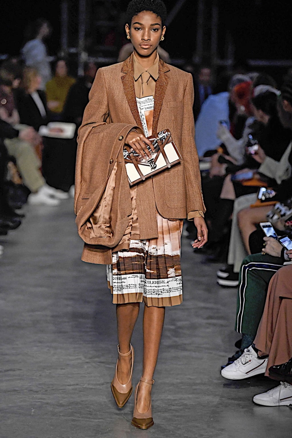 Fashion Week London Fall/Winter 2019 look 61 from the Burberry collection womenswear