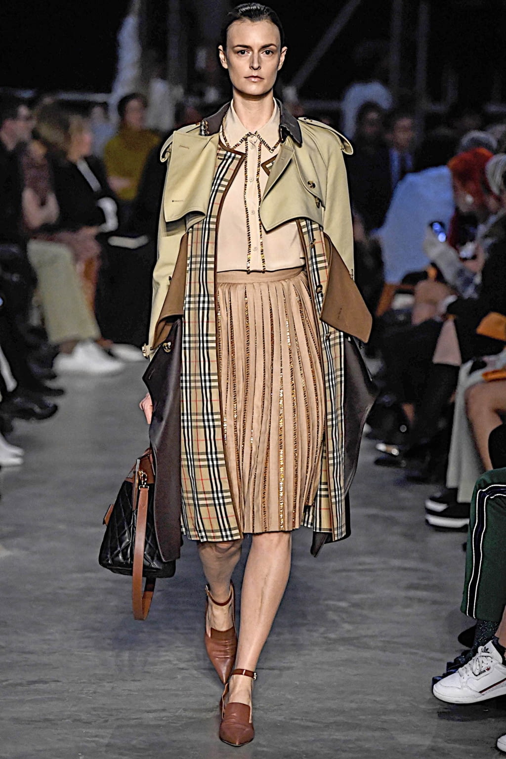 Fashion Week London Fall/Winter 2019 look 87 from the Burberry collection womenswear