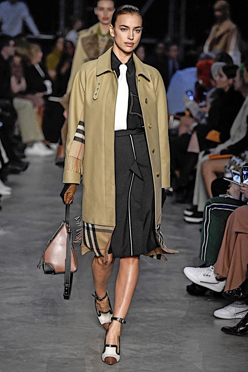 Fashion Week London Fall/Winter 2019 look 88 from the Burberry collection 女装