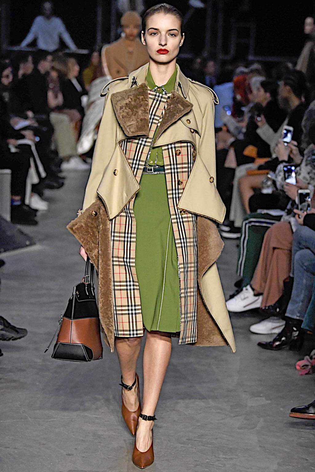 Fashion Week London Fall/Winter 2019 look 89 from the Burberry collection womenswear