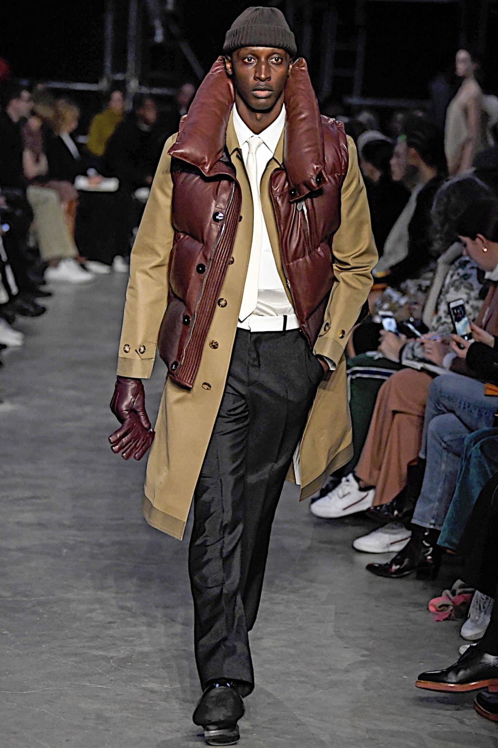 Fashion Week London Fall/Winter 2019 look 98 from the Burberry collection womenswear