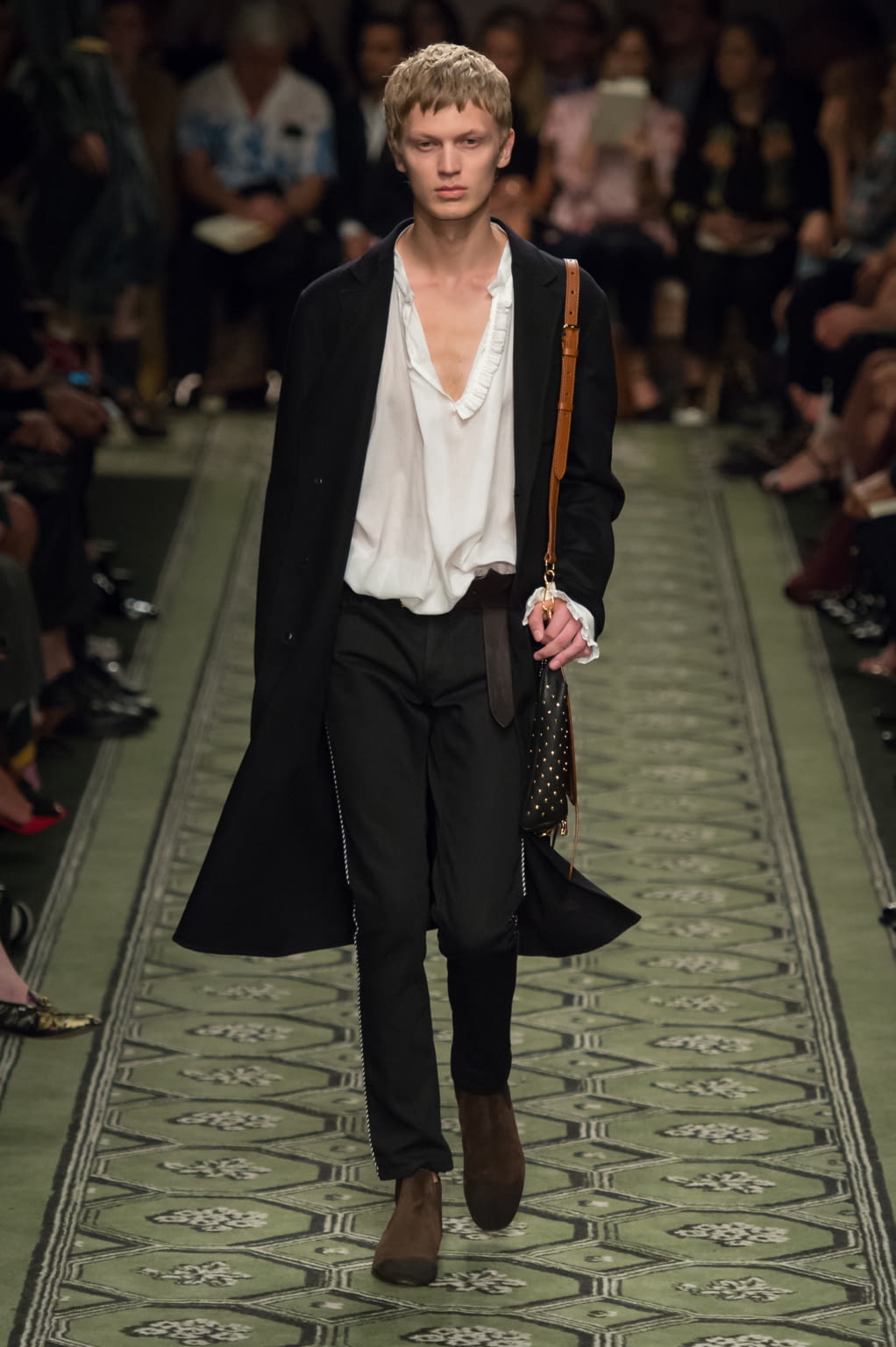 Fashion Week London Fall/Winter 2016 look 15 from the Burberry collection 女装