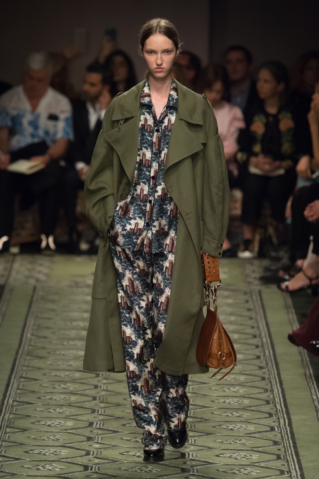 Fashion Week London Fall/Winter 2016 look 21 from the Burberry collection womenswear
